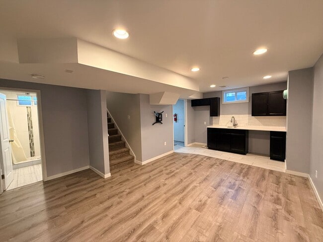 Building Photo - Spacious Twin Lakes Gem!!!