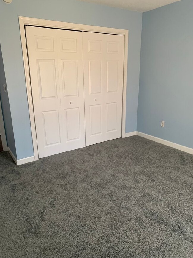 Building Photo - Amazing 4 Bedroom, 3 Bath Home With 2 Kitc...