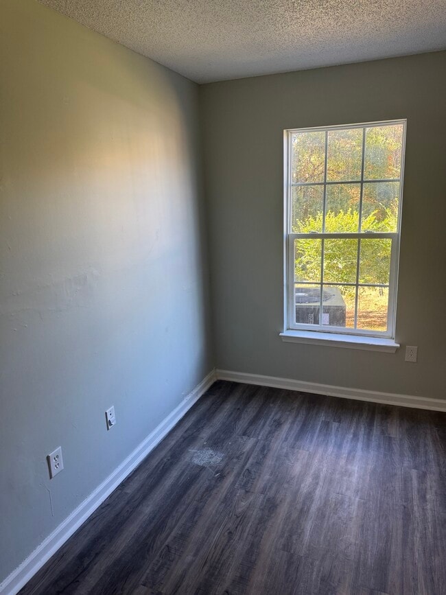 Building Photo - 1664 Lipscomb Rd E