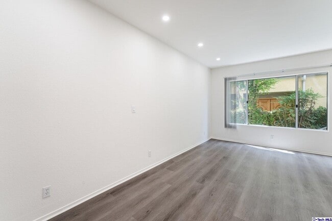 Building Photo - 731 E Cypress Ave