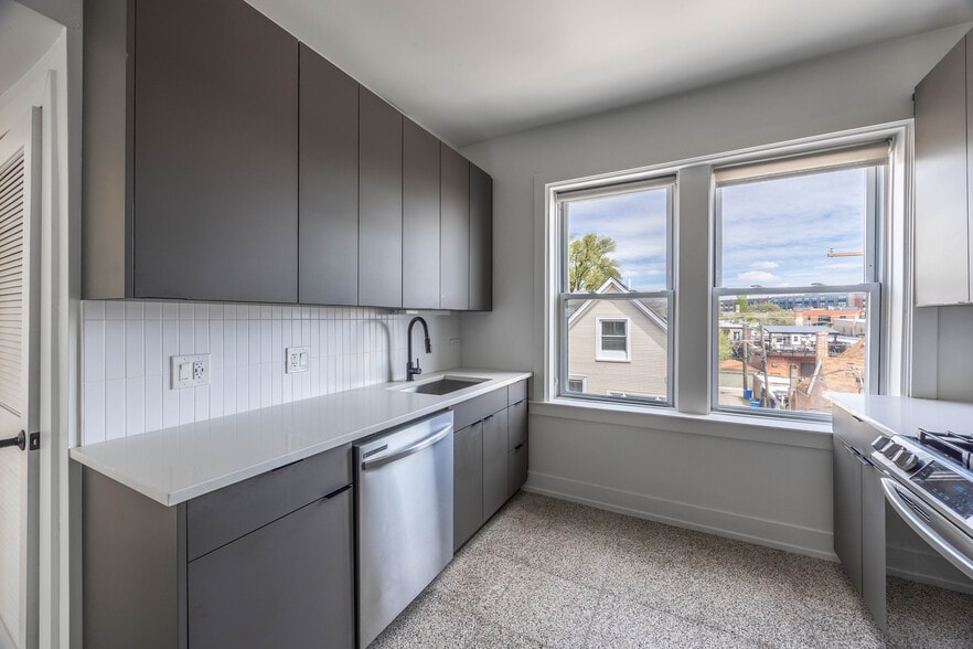 Building Photo - 3051 W Medill Ave