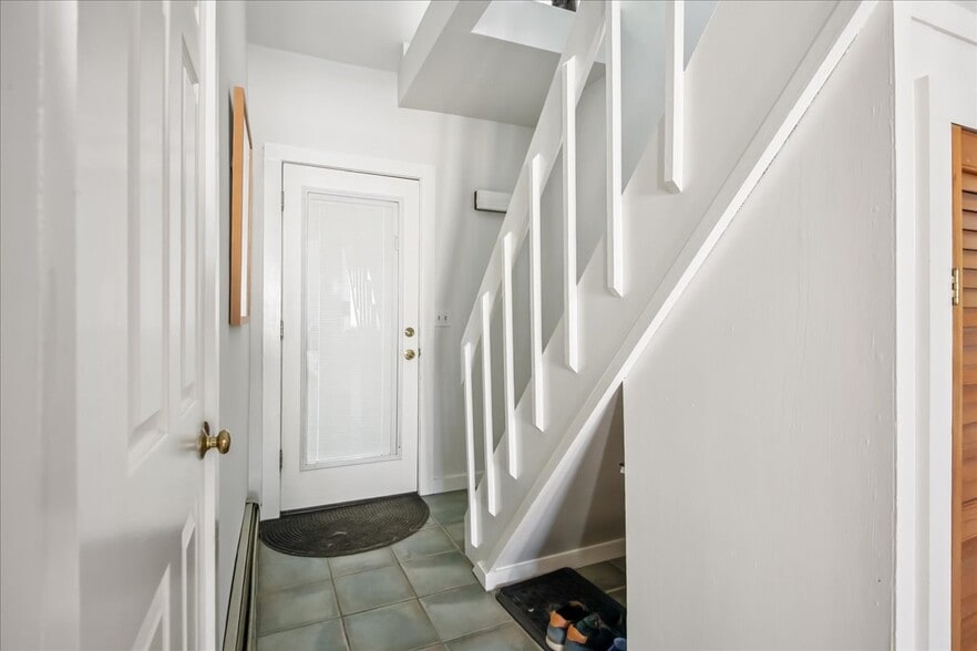 Building Photo - 72 Lakeview Ter