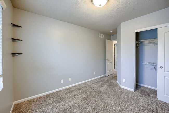 Building Photo - Elkhorn 3 Bedroom!!