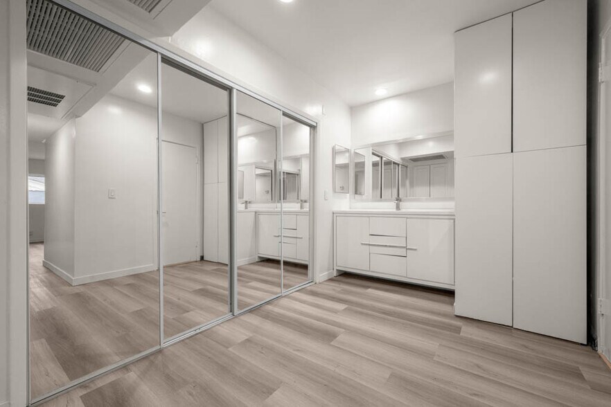 Building Photo - 423 S Rexford Dr