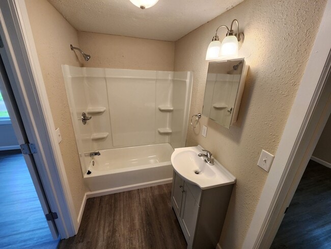 Building Photo - Spacious 2-Bedroom, 1-Bathroom Home AVAILABLE NOW!!