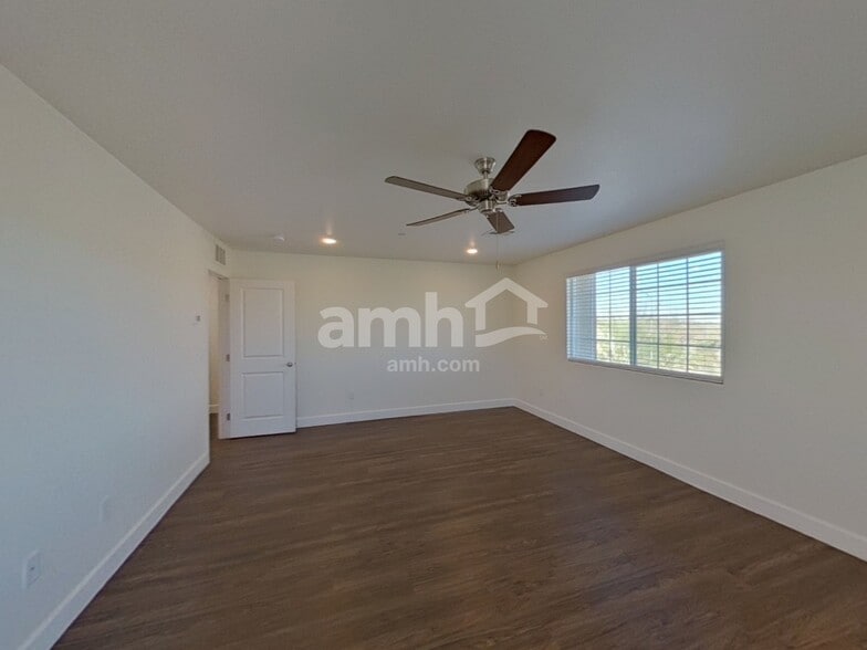 Building Photo - 696 N Water St