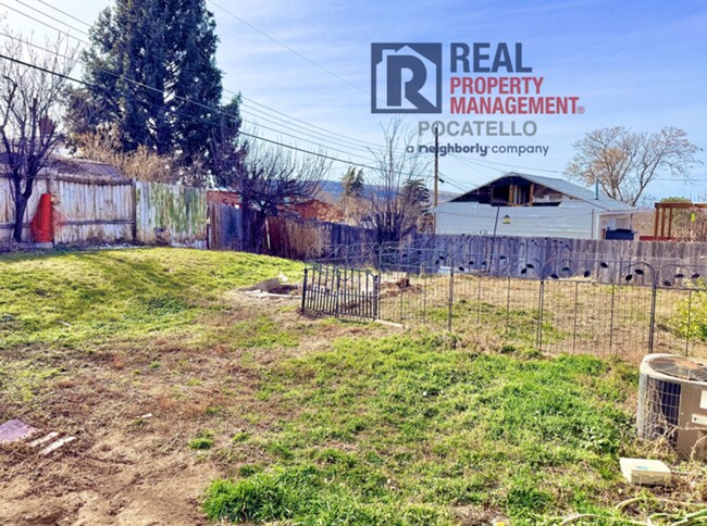 Building Photo - 5 bed 2 bath house - 1 car garage - pet friendly