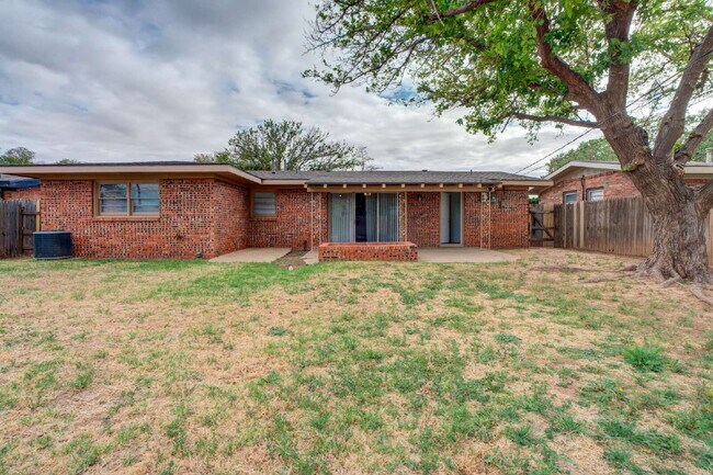 Building Photo - Wonderful 3/2/1 in Central Lubbock!