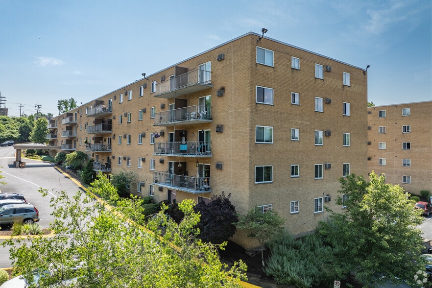 Primary Photo - Chateau Perry