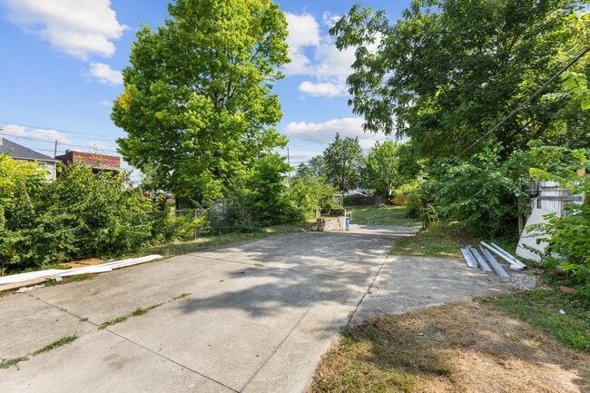 Building Photo - 1399 E Long St