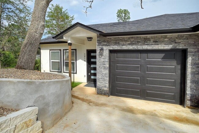 Building Photo - 121 S Kanaio Dr