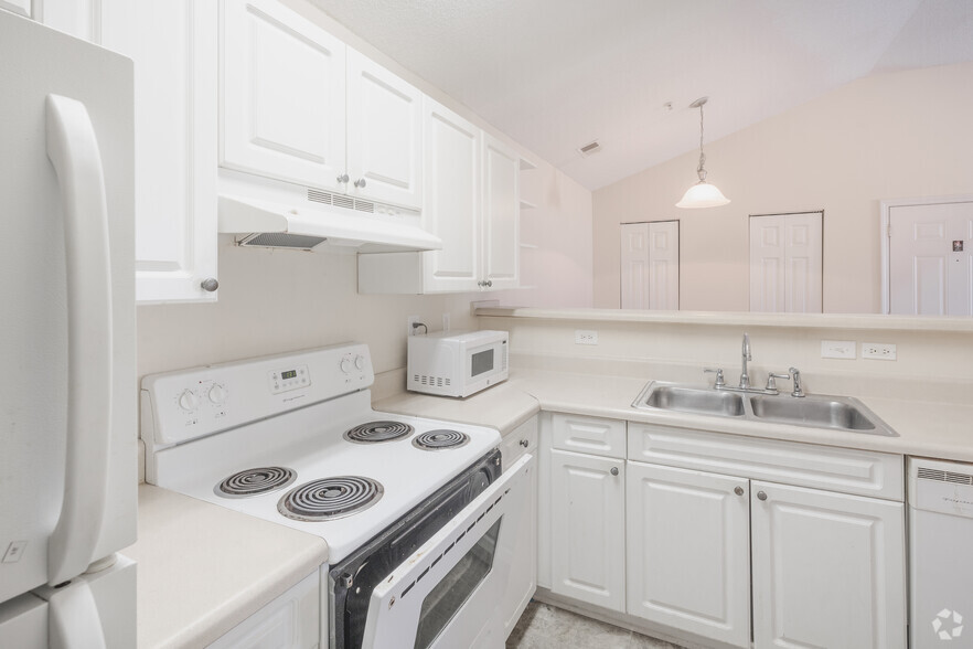 1BR, 1BA - 741SF - Kitchen - Appian Way