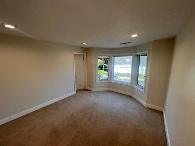 Building Photo - STUNNING 3 bed 2.5 bath Condo on the Colum...