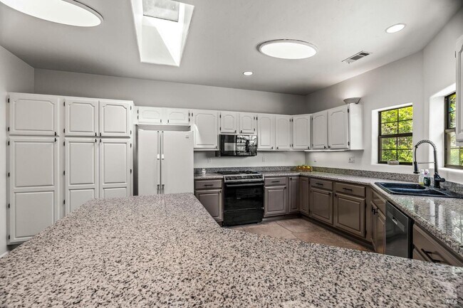 Building Photo - 6578 Oak Leaf Ct