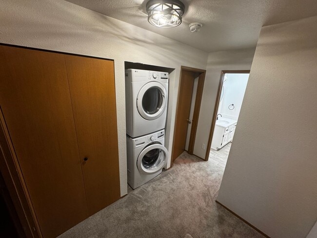 Building Photo - Charming Updated 2-Bed, 2.5-Bath Condo in Bremerton