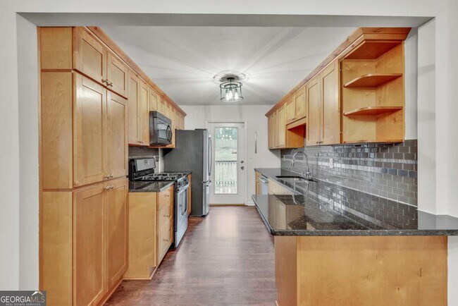 Building Photo - 2015 E Camellia Dr