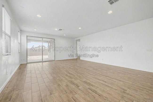 Building Photo - 3241 E Malibu Dr