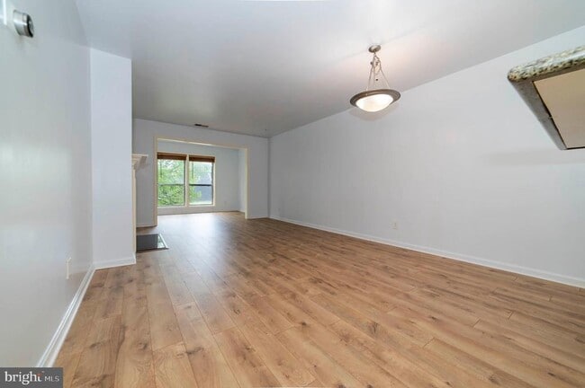Building Photo - 3176 Summit Square Dr
