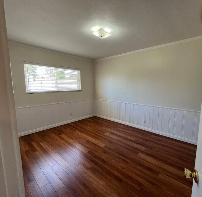 Building Photo - 3 Bedroom 2 Bath- House