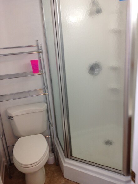 Building Photo - 1942 Moss St