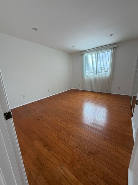 Building Photo - 1409 S Saltair Ave