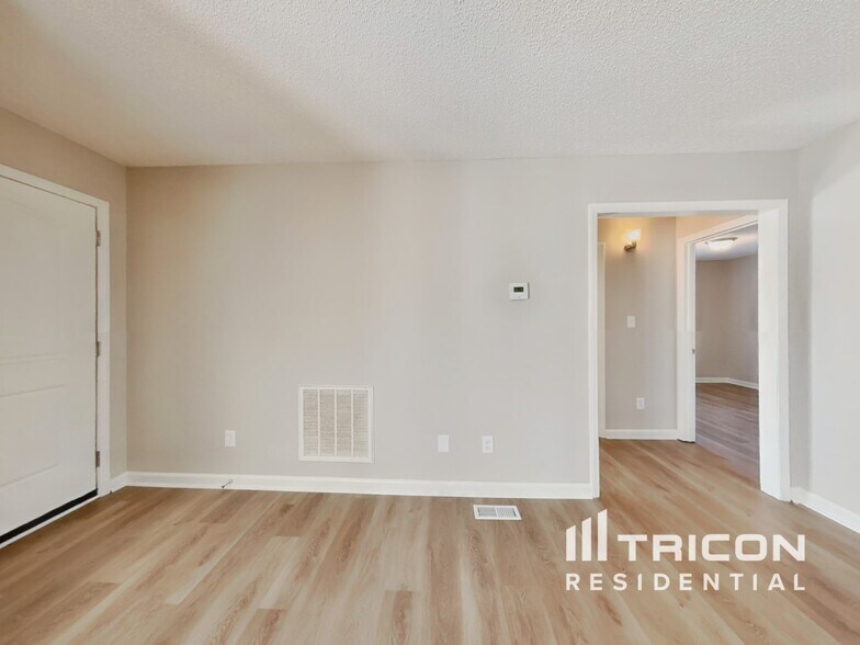 Building Photo - 1004 Spruce Dr