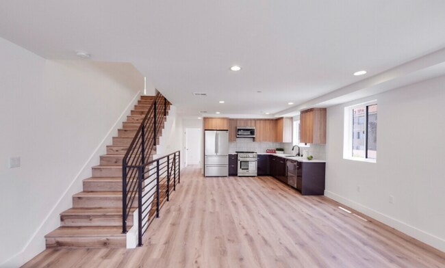 Building Photo - Newer Townhouse Available!