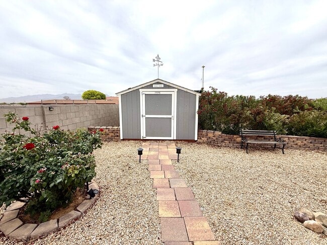 Building Photo - Stylish 3BR Home in Cerbat Vistas | Split Floor Plan, Covered Patio & 2-Car Garage!