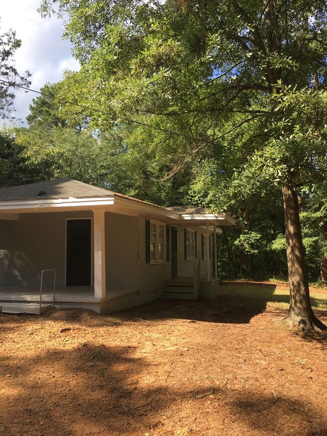 Building Photo - Large 2/1 Home, includes bonus room- Sherwood Forest- $995