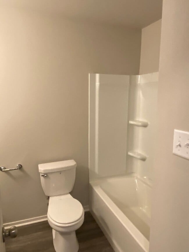 Building Photo - Preleasing Now! Four Bedroom | Two Bathroom Home in Fairview Haven