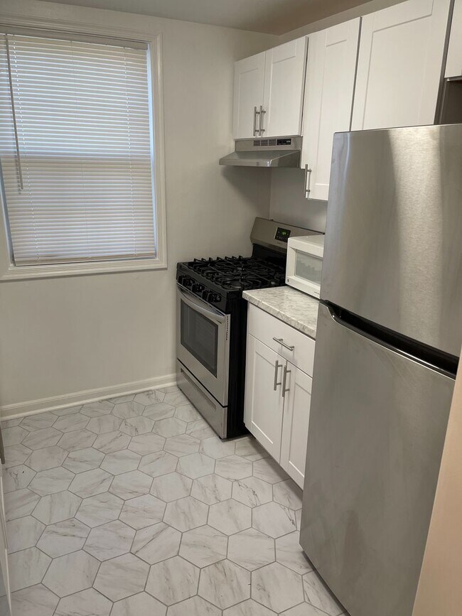 Building Photo - Top Floor 2BR, 1BA Garden Condo Near Ballston Metro