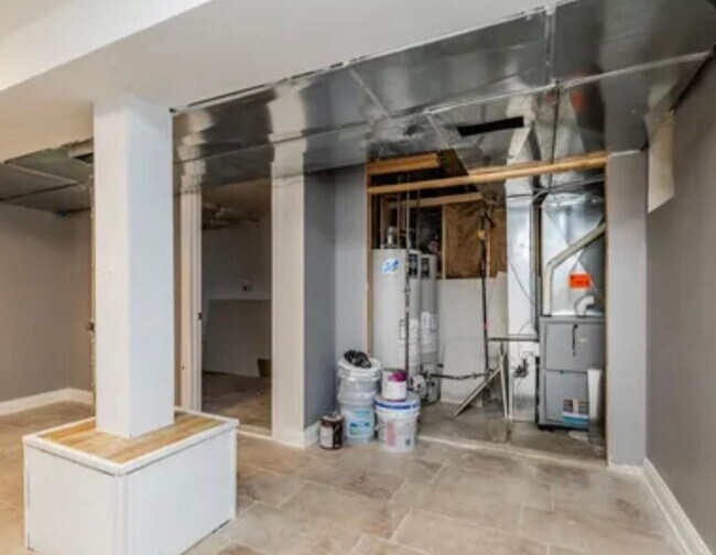 Building Photo - Spacious 4BR Duplex | Modern Upgrades | St...