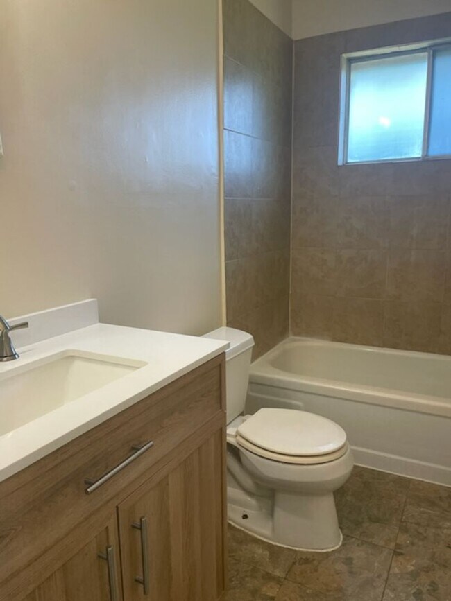 Building Photo - Clean, Move in Ready 4 Bedroom Home