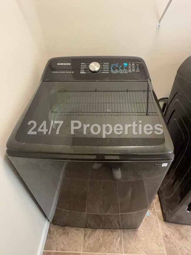 Building Photo - *1/2 OFF FIRST MONTH'S RENT* Magnificent 4BD I 2.5BA Molalla Home