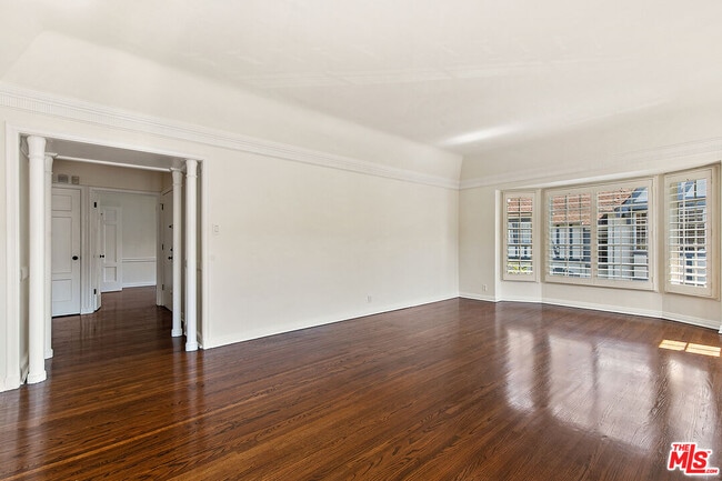 Building Photo - 918 1/2 Serrano Ave