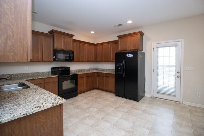 Building Photo - Spacious 3 Bedroom, 2.5 Bathroom Townhome ...