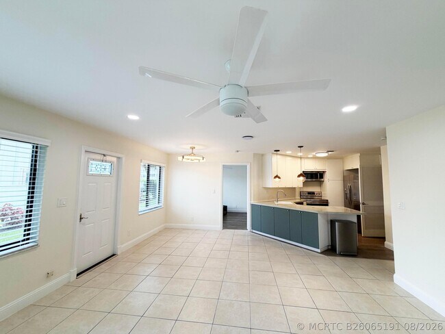 Building Photo - 825 Dogwood Dr