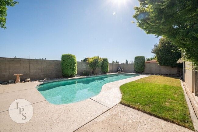 Building Photo - N.E. Fresno Home, 3BR/2BA, Blt 1988, POOL + Living & Family Rooms - Lots of Amenities!