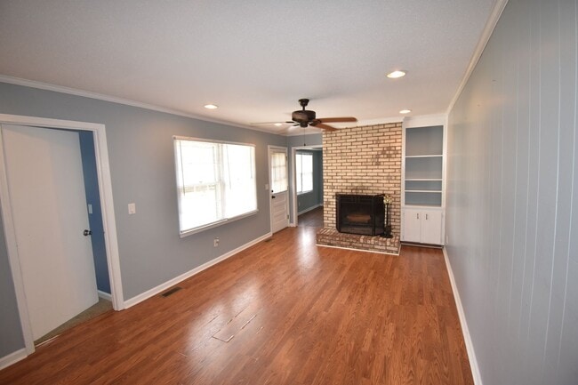 Building Photo - Beautiful 3 Bedroom and 2 Bath Home (No Pets)