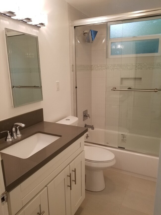 Building Photo - 1132 S Oakhurst Dr