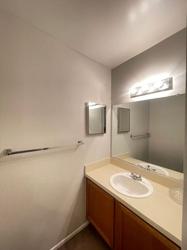 Building Photo - 1/1.5 Townhome in Gated Community! -- Appl...