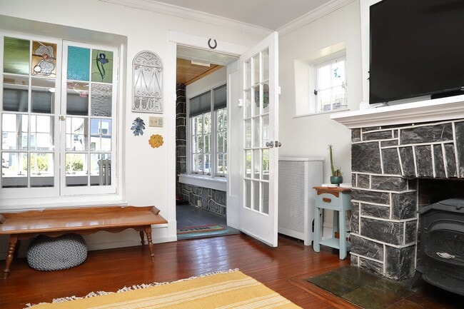 Building Photo - Adorable 5 Bed Single Family Home Near Uptown