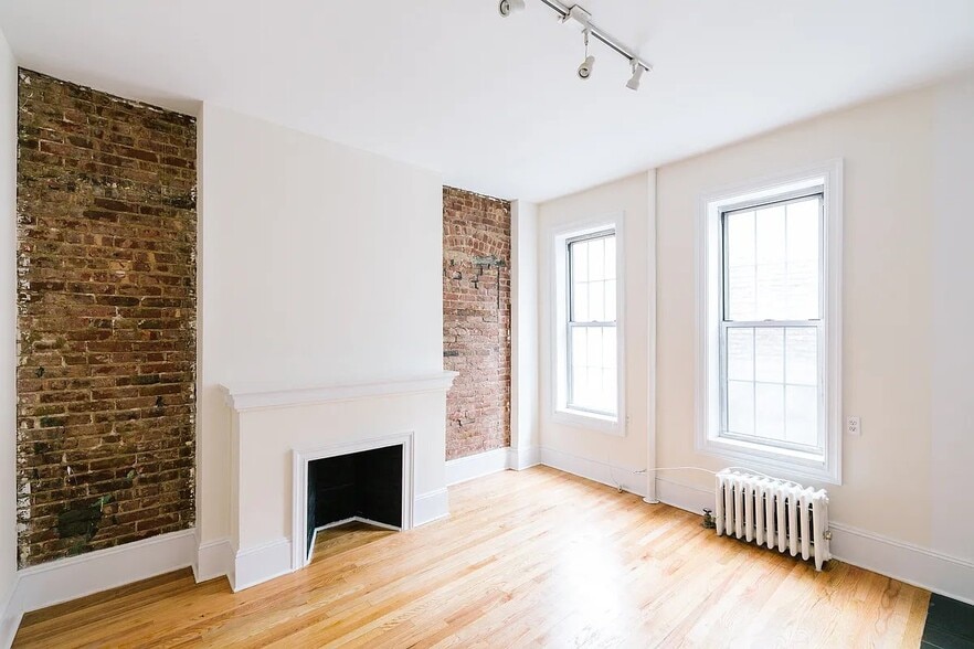 Primary Photo - 220 Sullivan St