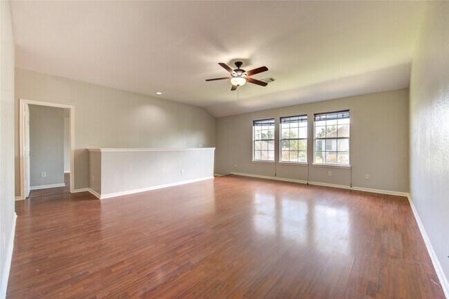 Building Photo - 5527 Gatesprings Ln