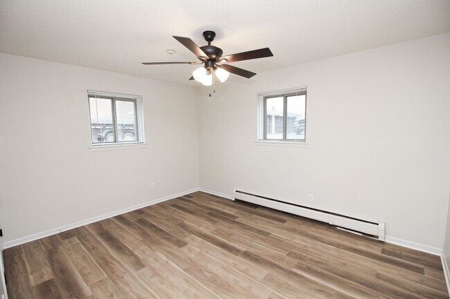 Building Photo - Renovated 2 Bed 1 Bath Apartment