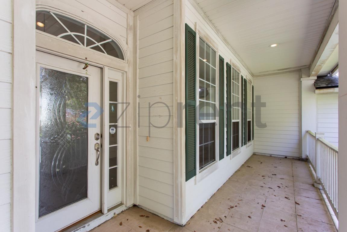 Building Photo - 168 Oak Common Ave