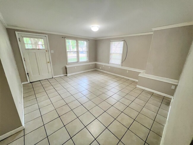 Building Photo - Spacious 2Bdr, duplex Apt with Garage Half block west of KSU