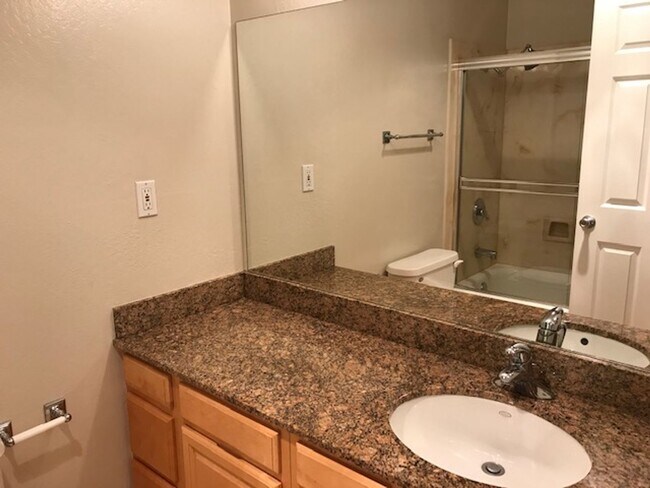 Building Photo - Updated 2 bedroom condo-downtown Walnut Cr...