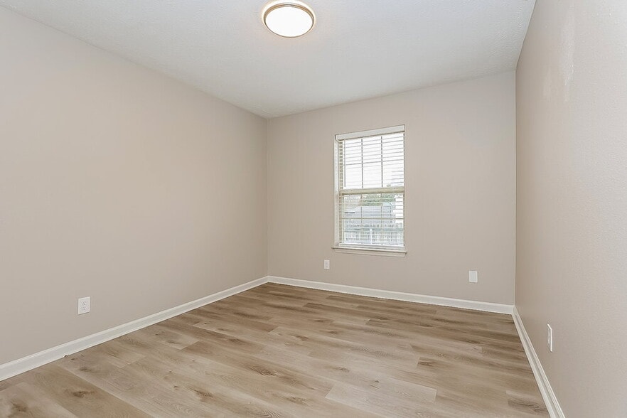 Building Photo - 327 Lake Forest Dr