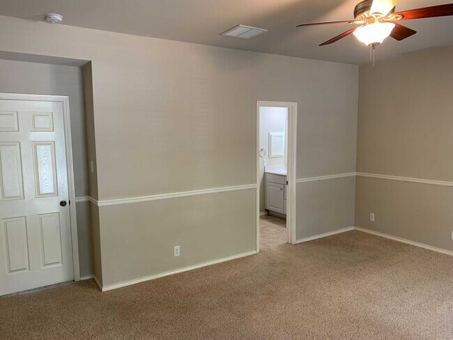 Building Photo - *MOVE IN SPECIAL* Charming 3BD/2.5BA With Deck — Loop 1604 & Potranco!